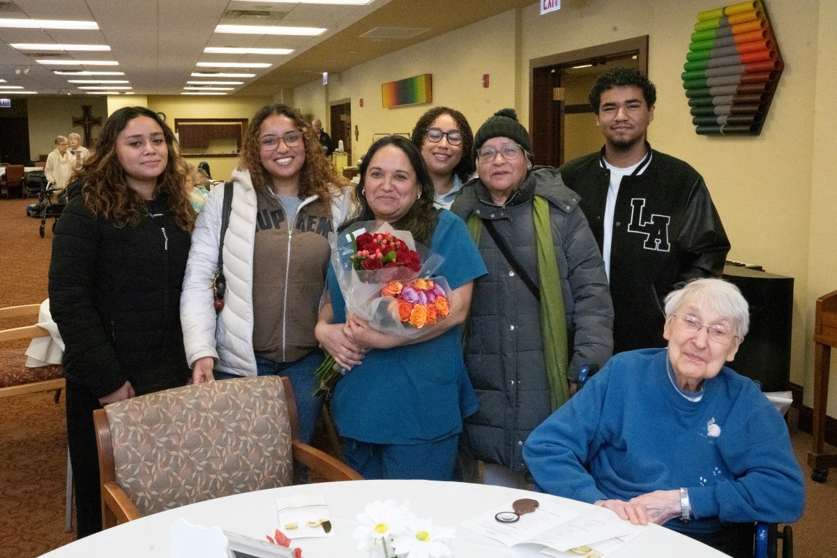 DAISY Award Recipient Sandra Ramirez, LPN with family and Mercy Circle resident